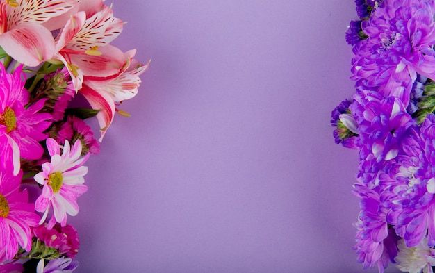 Foto gratuita vista dall'alto di rosa bianco e viola statice alstroemeria e fiori di crisantemo su sfondo lilla con spazio di copia