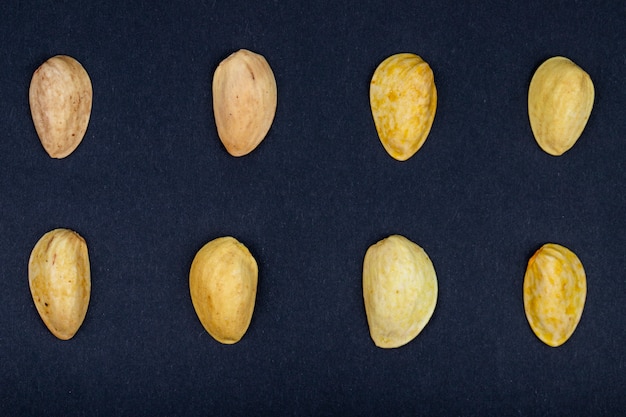 Foto gratuita vista superiore delle coperture del pistacchio isolate su una priorità bassa nera