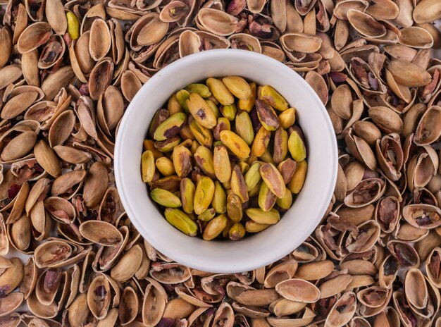 I pistacchi di vista superiore in una ciotola sui pistacchi strutturano l'orizzontale