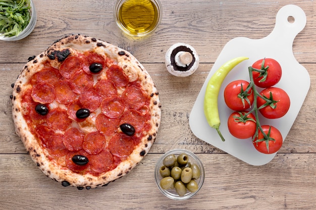 Foto gratuita vista dall'alto pasta per pizza con peperoni