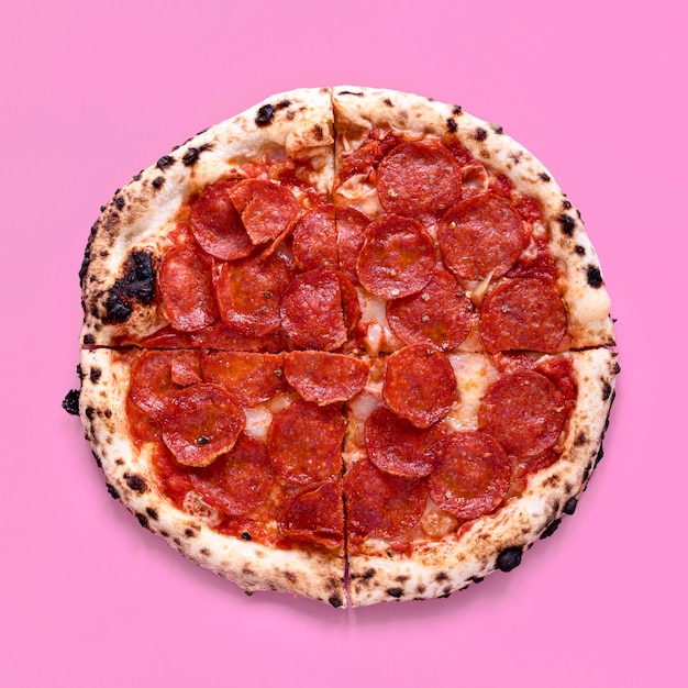 분홍색 배경에 상위 뷰 피자