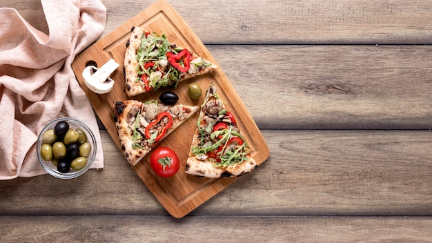 Free photo top view pizza slices arrangement