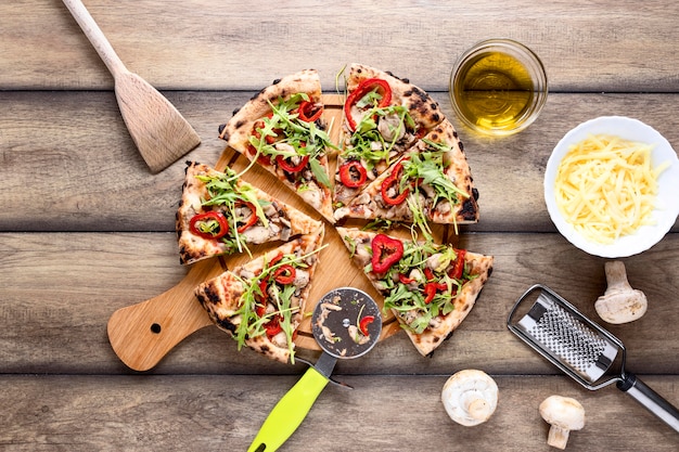 Vista dall'alto fette di pizza con formaggio