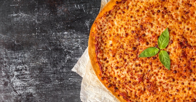 Foto gratuita pizza vista dall'alto con formaggio e basilico con copia-spazio