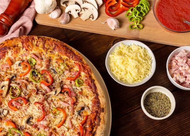 Бесплатное фото Пицца вид сверху с красным перцем и моцареллой