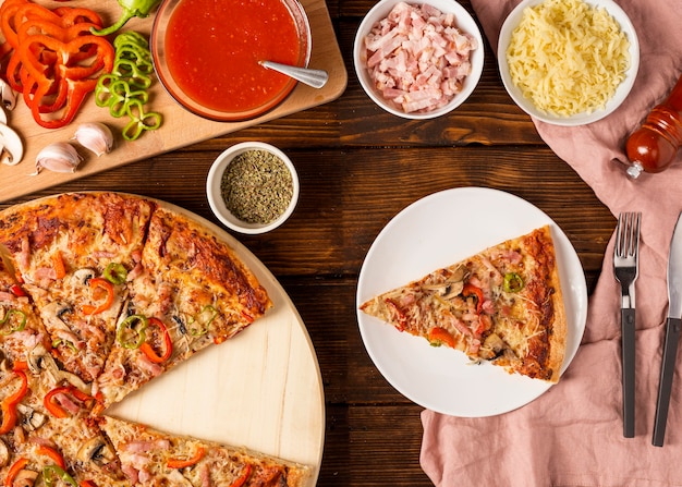Бесплатное фото Вид сверху пицца с ломтиком красного перца на тарелке