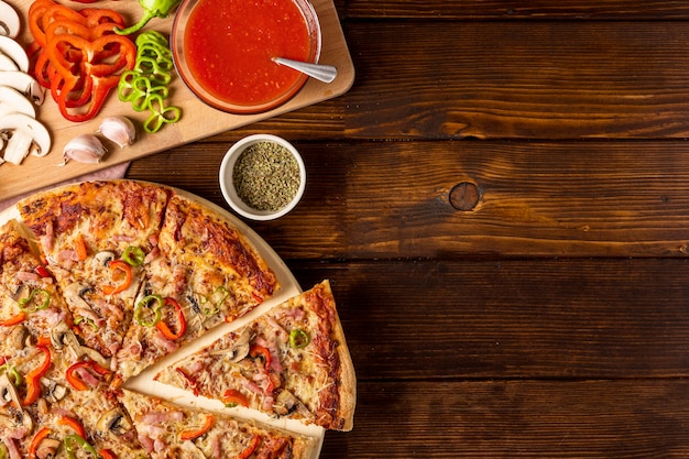 Foto gratuita pizza vista dall'alto con peperone rosso e salsa di pomodoro con copia-spazio