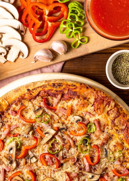 Pizza vista dall'alto con peperone rosso e salsa di pomodoro