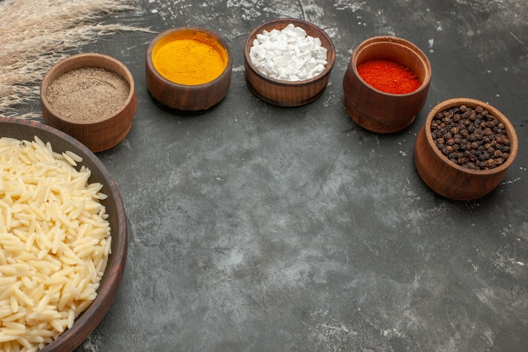मुफ़्त फोटो विभिन्न मसालों के साथ सादे उबले हुए चावल का ऊपर का दृश्य।