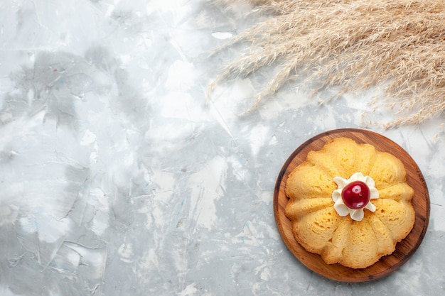 라이트 데스크 비스킷 베이킹 케이크 설탕 달콤한에 크림과 체리와 상위 뷰 일반 케이크