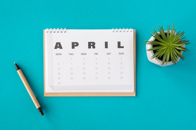 Calendario di aprile pianificatore di vista superiore e pianta succulenta