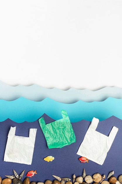 종이 바다에서 비닐 봉투와 바위의 상위 뷰