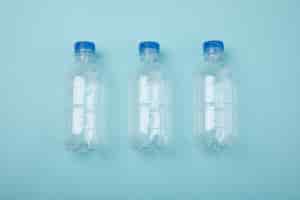 Foto gratuita bottiglie di plastica vista dall'alto su sfondo blu