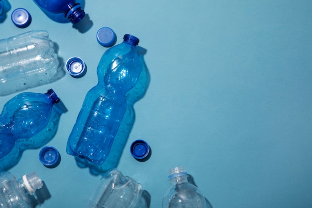 Вид сверху пластиковые бутылки с копией пространства