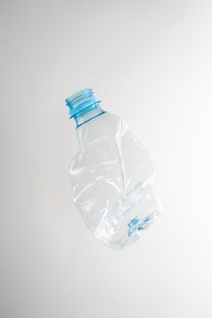 Foto gratuita vista dall'alto su bottiglie di plastica