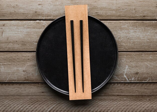 Вид сверху тарелки с палочками для еды