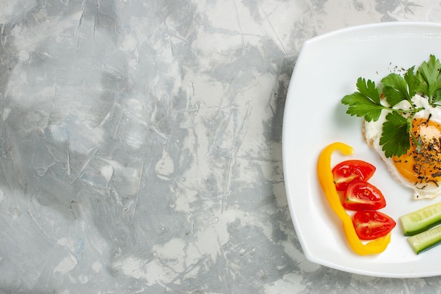 Piatto di vista superiore con verdure e verdure dell'alimento sulla foto di colore del pranzo del pasto dell'alimento della verdura della scrivania bianca chiara