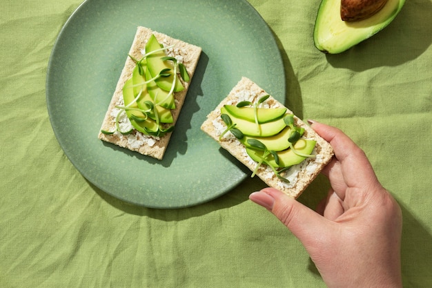 Vista dall'alto del piatto con cibo dietetico cheto e avocado