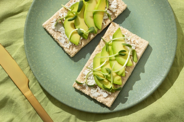 ケトダイエット食品とゴールデンナイフとプレートの上面図