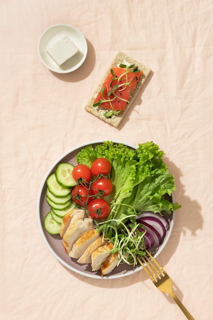 Foto gratuita vista dall'alto del piatto con cibo dietetico cheto e toast con filetto di salmone