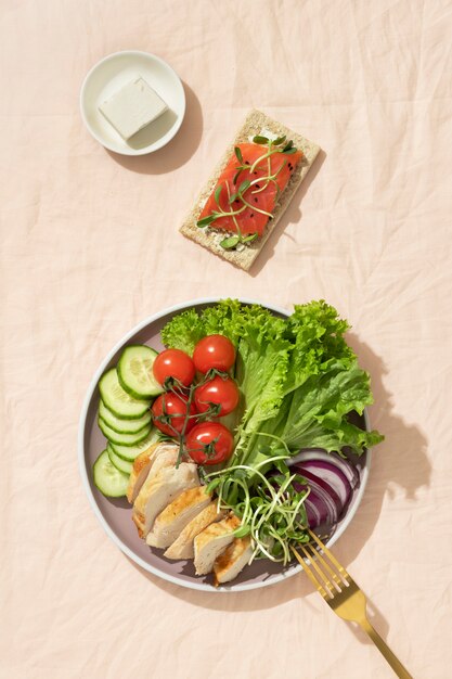 Вид сверху на тарелку с кето-диетической пищей и тостами с филе лосося