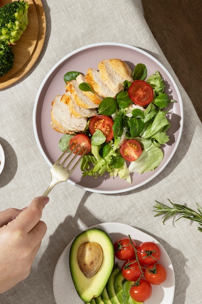 케토 다이어트 식품과 토마토가 있는 접시의 상위 뷰
