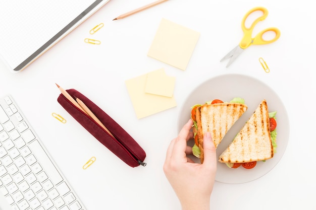 Piastra vista dall'alto con toast per colazione in ufficio