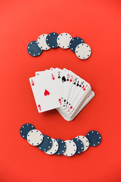 Вид сверху игральных карт с покерными фишками