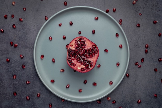 Free photo top view of pomegranate on plate with seeds