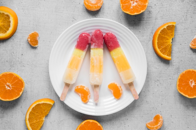 Вид сверху фруктовое мороженое с апельсином