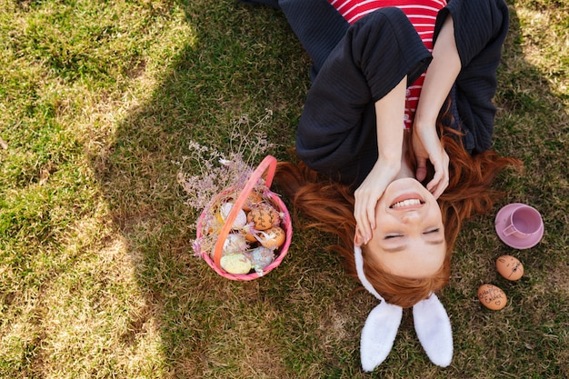 Foto gratuita ritratto di vista superiore di una donna capa rossa felice sorridente