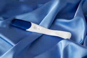 무료 사진 상위 뷰 긍정적 임신 테스트