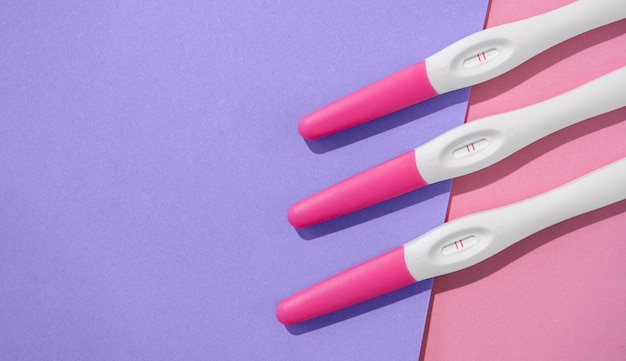 Free photo top view positive pregnancy tests arrangement