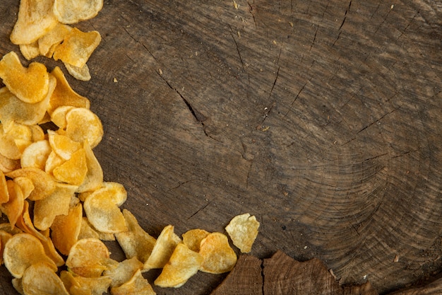 Vista dall'alto di patatine fritte con copia spazio su rusric