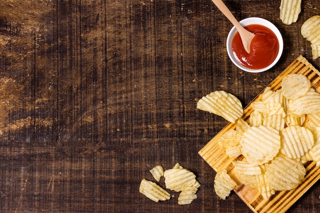 Foto gratuita vista dall'alto di patatine fritte con ketchup e copia spazio