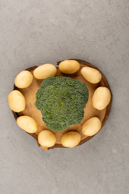 Бесплатное фото Вид сверху картофель и брокколи совершенно свежие на сером фоне