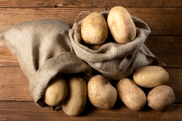 Вид сверху картофеля в мешковине