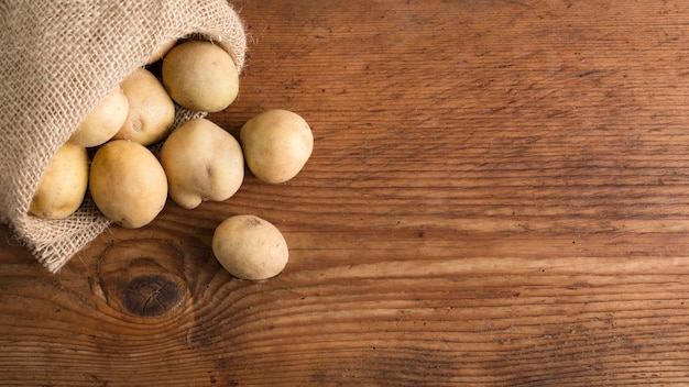 Foto gratuita vista dall'alto di patate in sacchetto di tela