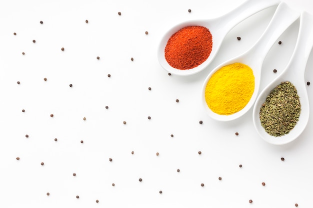 Free photo top view powder spices on spoon