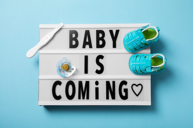 Free photo top view pregnancy announcement with baby items