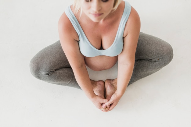 瞑想トップビュー妊娠中の女性