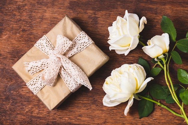 Free photo top view of present with ribbon and roses