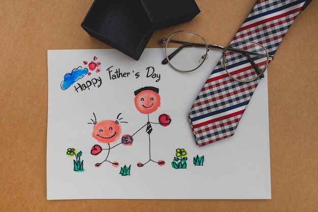 Вид сверху на красивые рисунки и декоративные предметы для отцовского дня