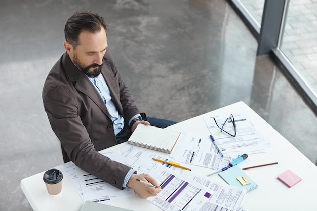 Foto gratuita vista dall'alto del datore di lavoro professionale vestito formalmente