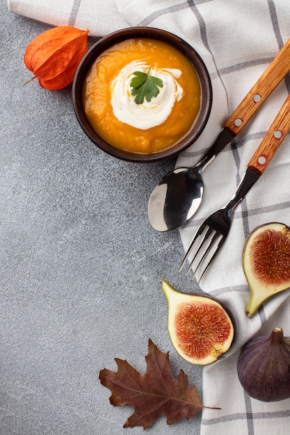 Foto gratuita zuppa di zucca vista dall'alto e panno da cucina