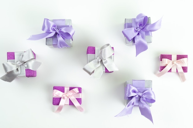 白、現在の誕生日のお祝いに弓を持つ上面紫ギフトボックス