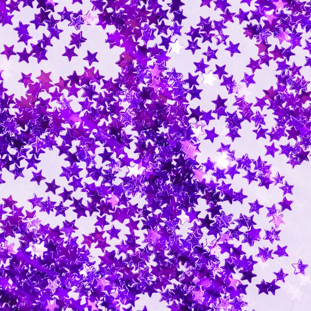 Вид сверху фиолетовая куча блесток