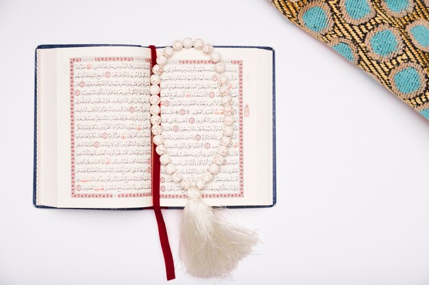 Вид сверху Коран открыт на столе