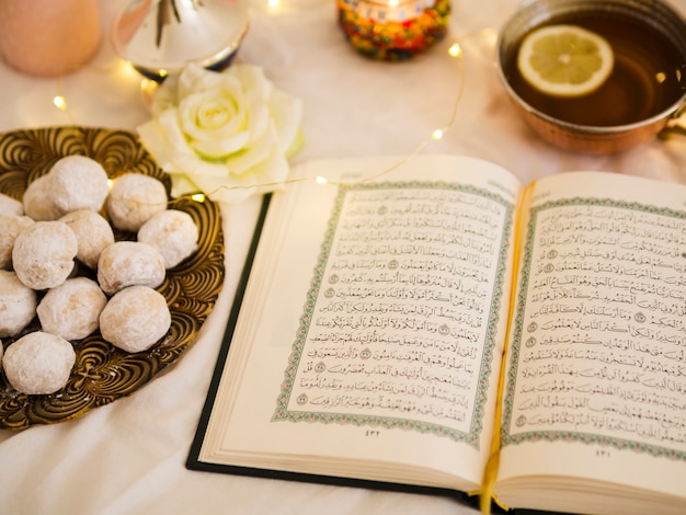 Вид сверху Коран с чаем и выпечкой