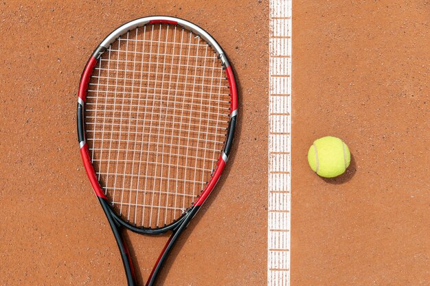 법원 바닥에 상위 뷰 라켓과 테니스 공